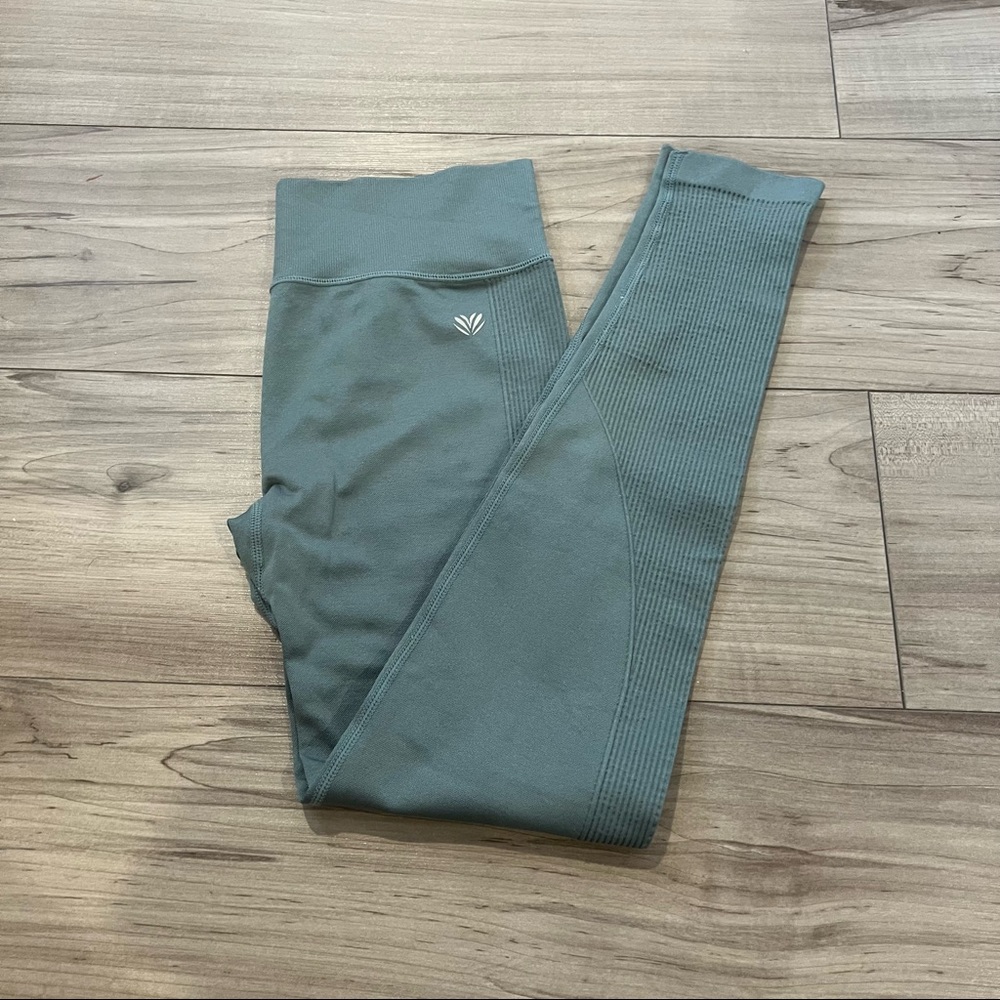 Forever 21 Athletic Leggings Ribbed and Fitted (M)